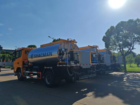 SHACMAN 10.3 Meter Bitumen Sprayer Truck Back Side