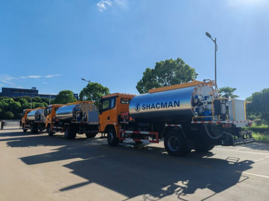 SHACMAN 10.3 Meter Bitumen Sprayer Truck Tanker